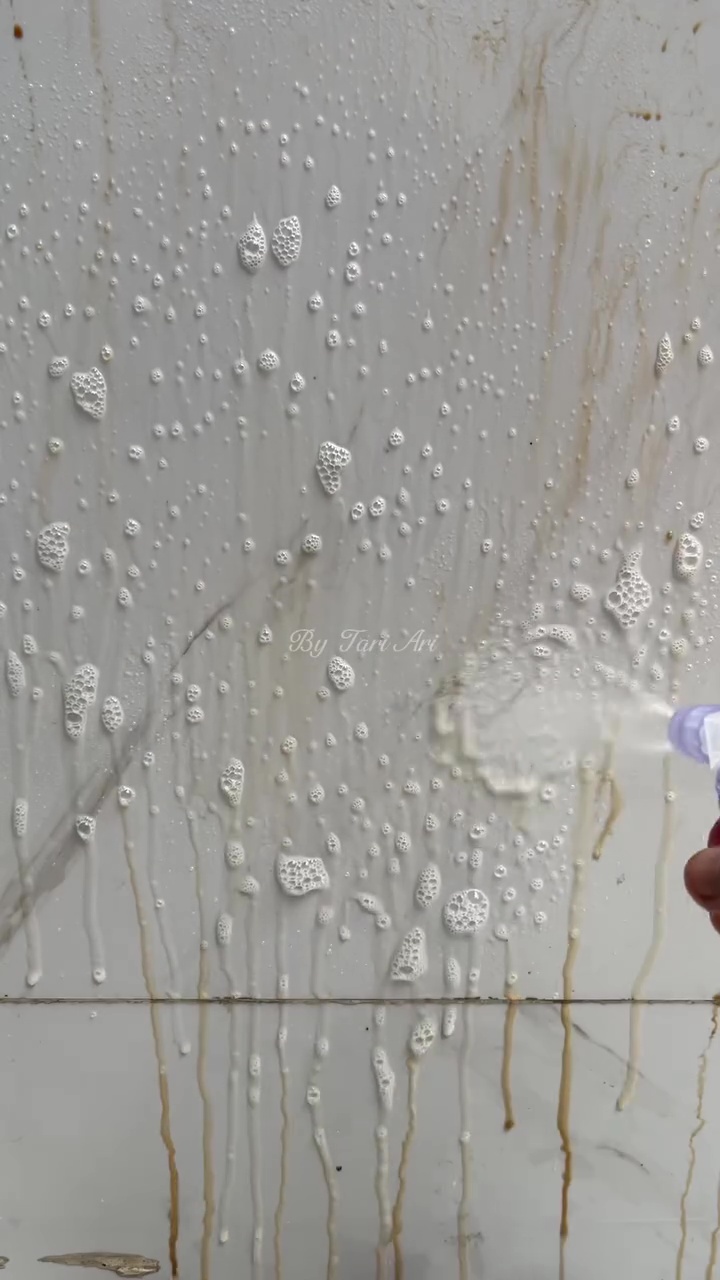 Cara mudah bersihkan cipratan minyak dan makanan di dinding dapur, auto kesat pakai 2 bahan dapur ini