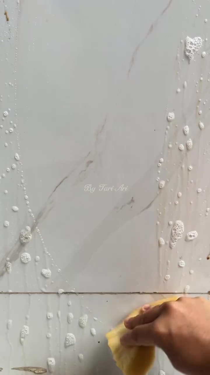 Cara mudah bersihkan cipratan minyak dan makanan di dinding dapur, auto kesat pakai 2 bahan dapur ini