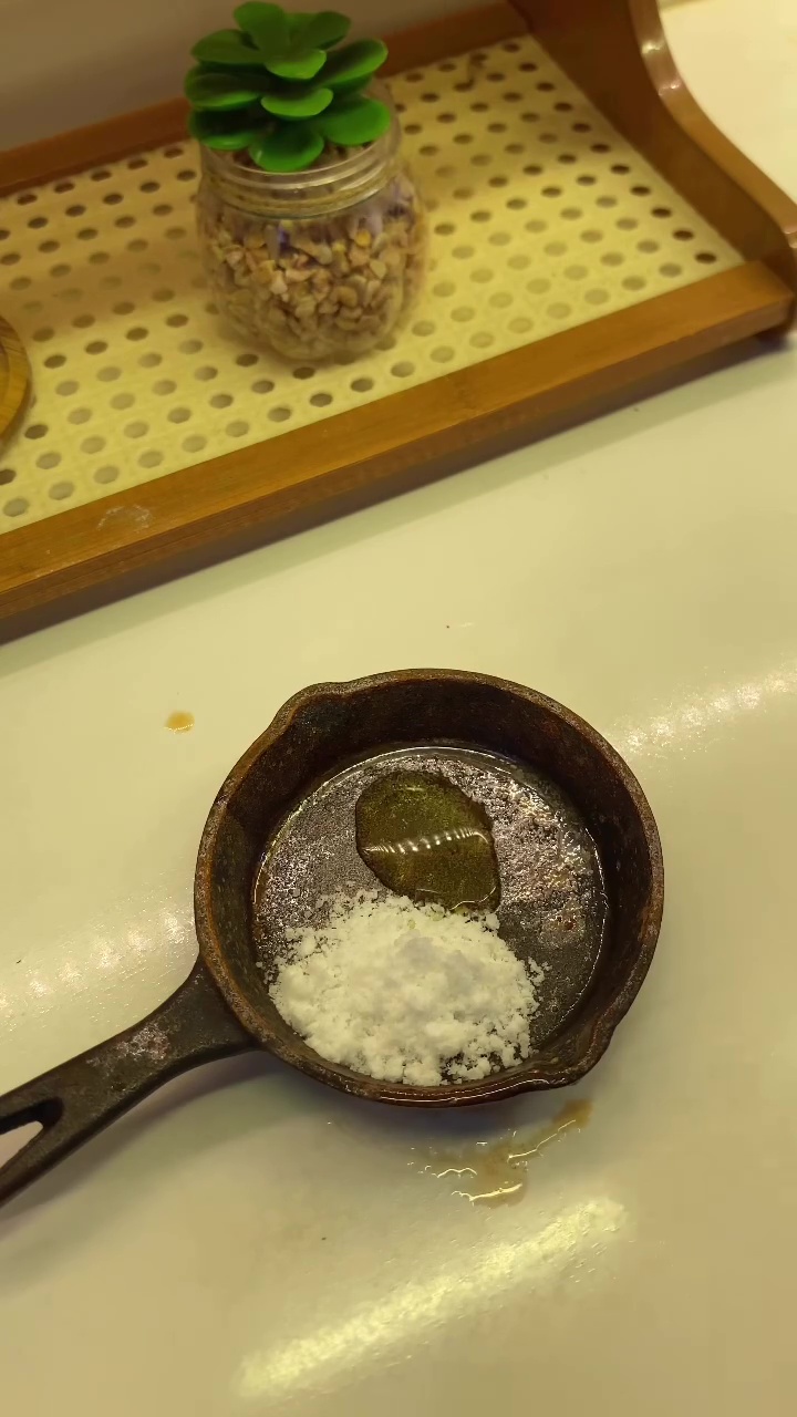 Punya panci berkarat dan penuh noda minyak? Jangan dibuang! Cuci dengan 3 langkah simpel ini