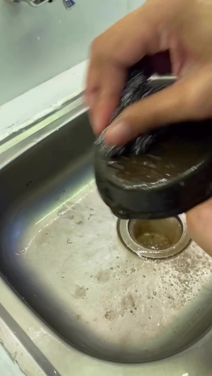 Punya panci berkarat dan penuh noda minyak? Jangan dibuang! Cuci dengan 3 langkah simpel ini