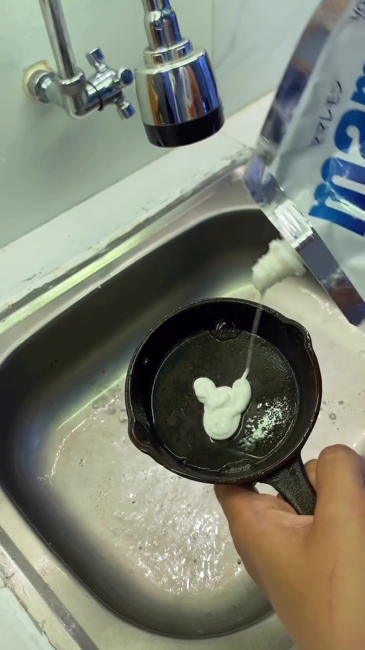 Punya panci berkarat dan penuh noda minyak? Jangan dibuang! Cuci dengan 3 langkah simpel ini