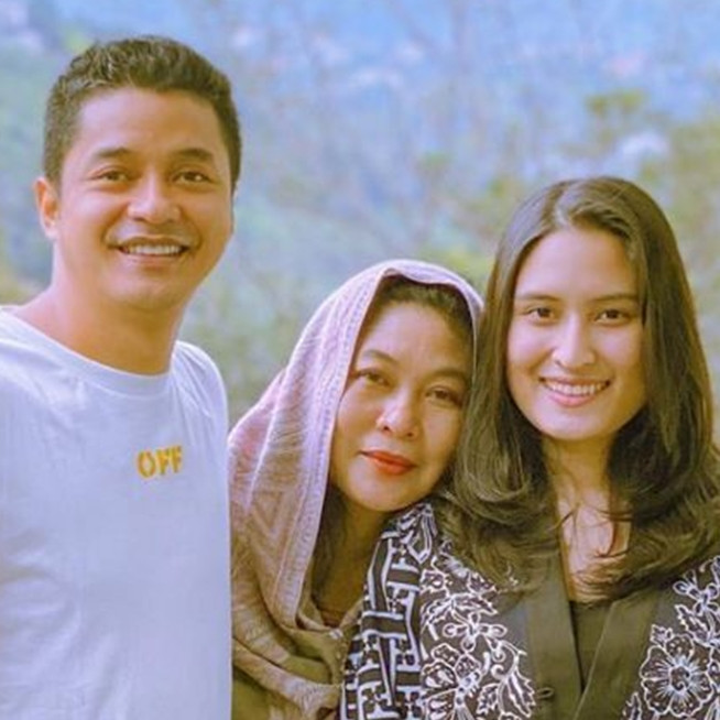 7 Momen manis kedekatan Angbeen Rishi dan ibu Adly Fairuz, akrab kayak ibu dan anak kandung
