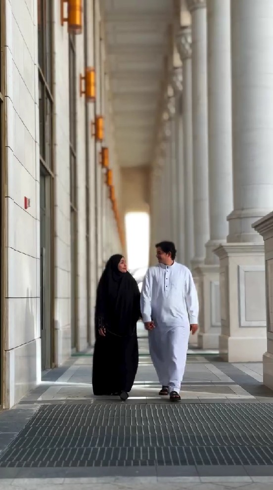 9 Potret Andrew Andika dan dan Violentina Kaif umrah bareng, pamer buku nikah di depan Kabah