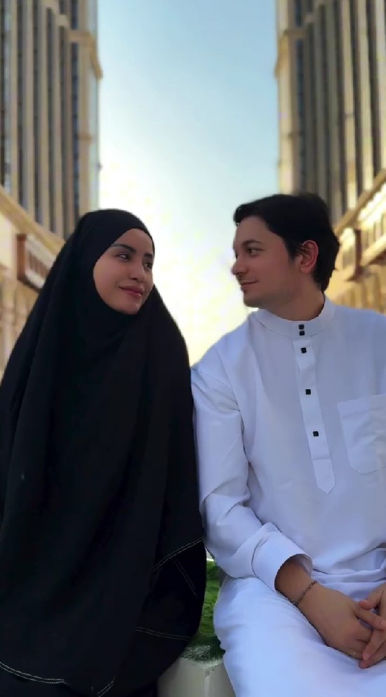 9 Potret Andrew Andika dan dan Violentina Kaif umrah bareng, pamer buku nikah di depan Kabah