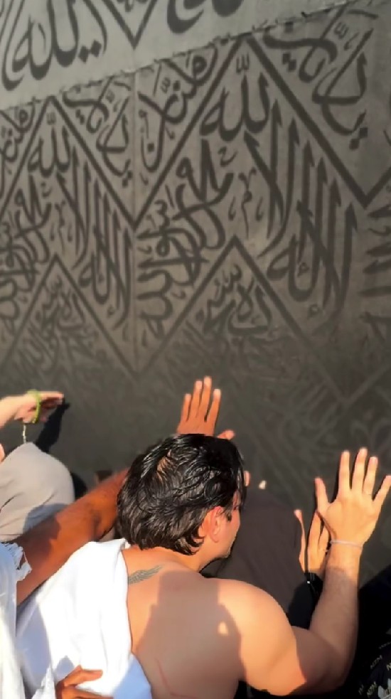 9 Potret Andrew Andika dan dan Violentina Kaif umrah bareng, pamer buku nikah di depan Kabah