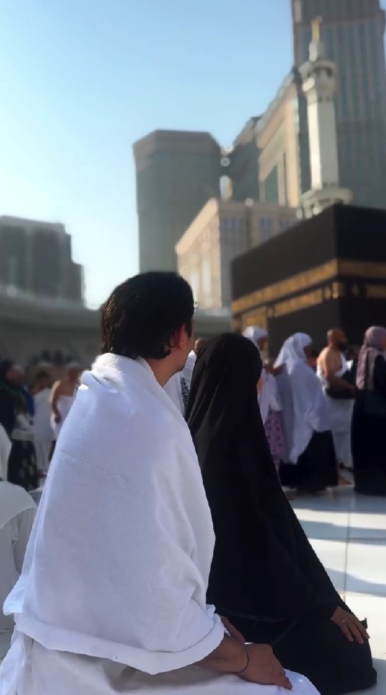 9 Potret Andrew Andika dan dan Violentina Kaif umrah bareng, pamer buku nikah di depan Kabah