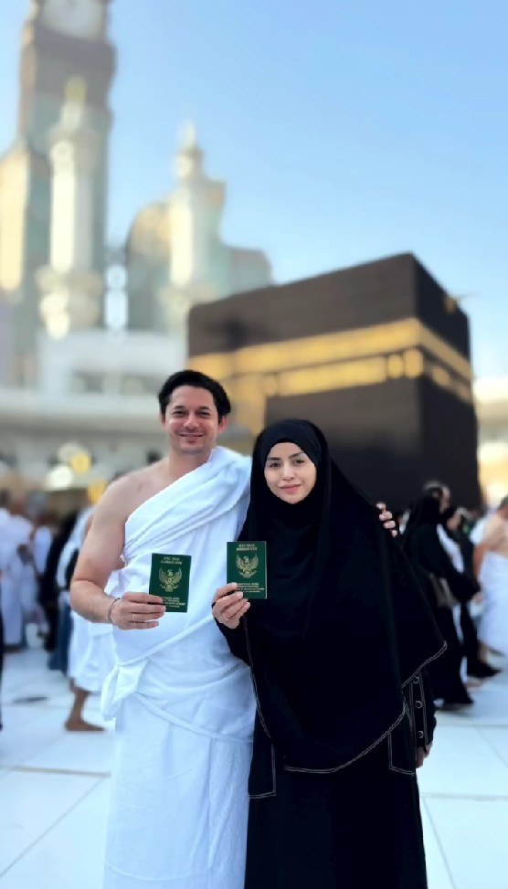 9 Potret Andrew Andika dan dan Violentina Kaif umrah bareng, pamer buku nikah di depan Kabah