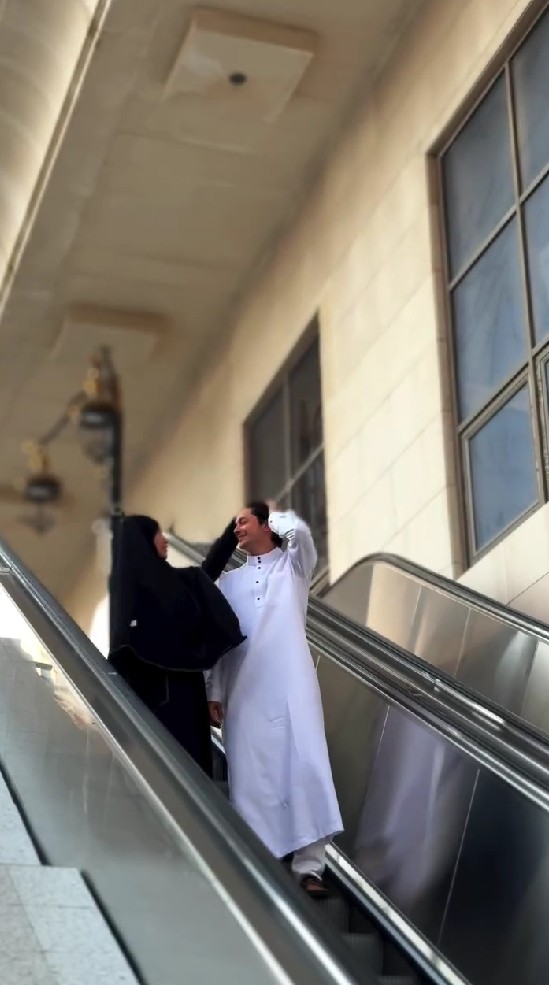 9 Potret Andrew Andika dan dan Violentina Kaif umrah bareng, pamer buku nikah di depan Kabah