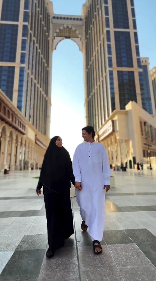 9 Potret Andrew Andika dan dan Violentina Kaif umrah bareng, pamer buku nikah di depan Kabah