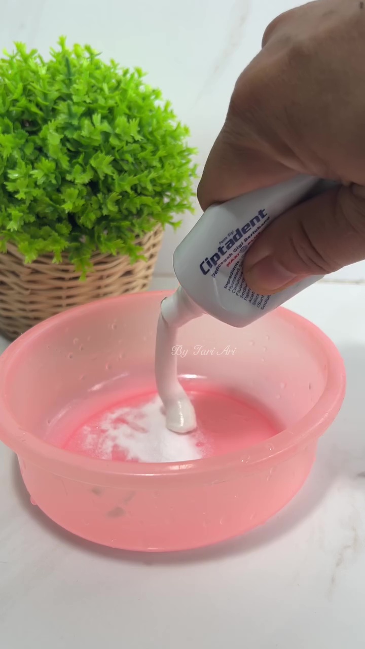 Punya sendok kusam dan penuh kerak membandel? Coba gosok pakai 1 bahan dapur ini biar jadi baru lagi