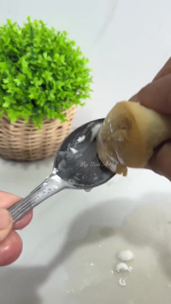 Punya sendok kusam dan penuh kerak membandel? Coba gosok pakai 1 bahan dapur ini biar jadi baru lagi