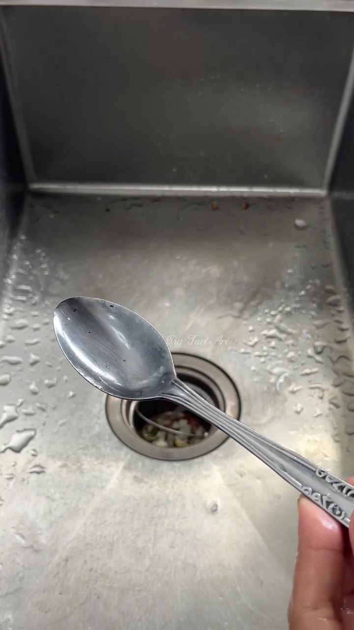 Punya sendok kusam dan penuh kerak membandel? Coba gosok pakai 1 bahan dapur ini biar jadi baru lagi