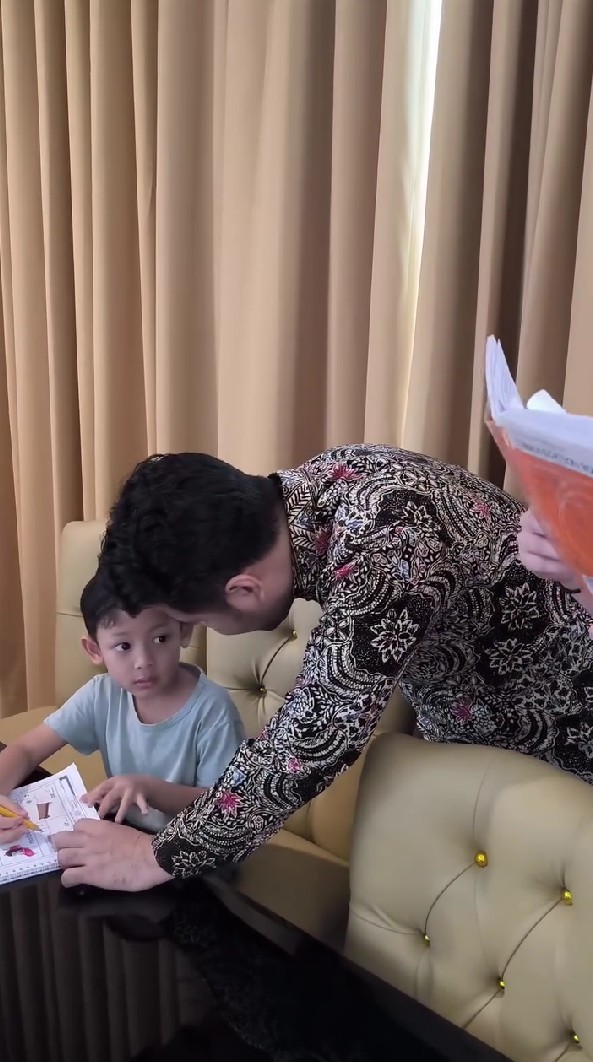 9 Potret Emil Dardak turun tangan ajarin putranya kerjakan PR sebelum kerja, kesabarannya bikin kagum