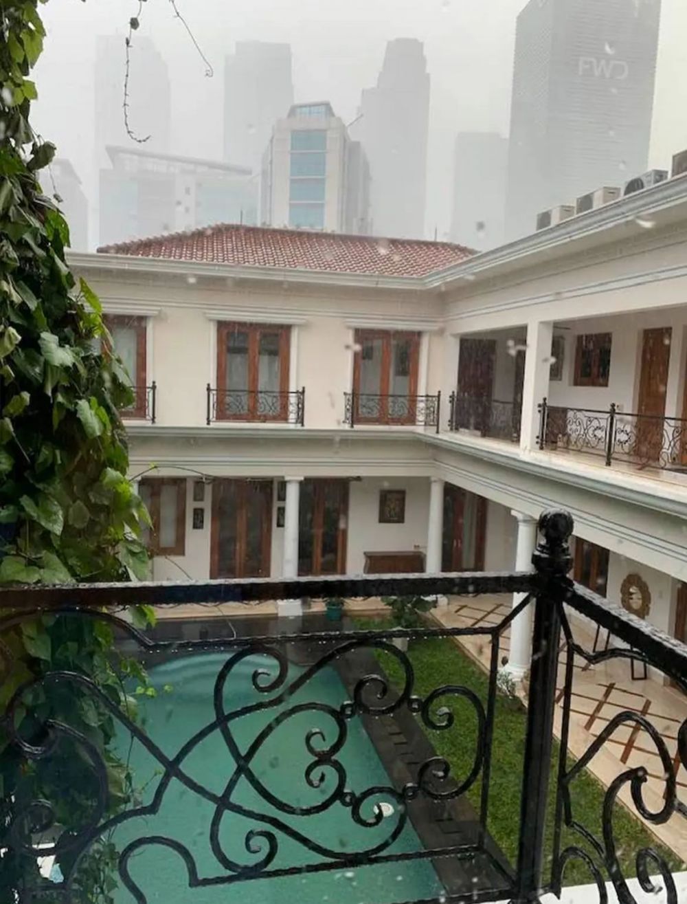 9 Potret rumah Ida Yulidina dan Menkeu Purbaya, mewah dua lantai, punya spot gym pribadi