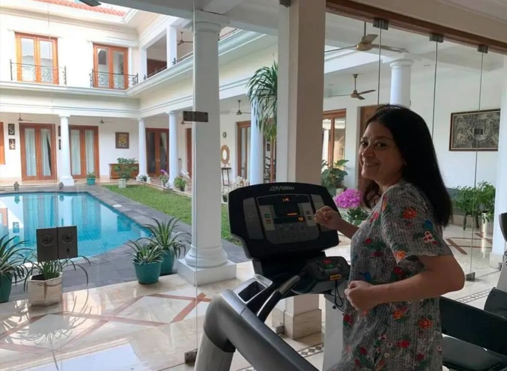 9 Potret rumah Ida Yulidina dan Menkeu Purbaya, mewah dua lantai, punya spot gym pribadi