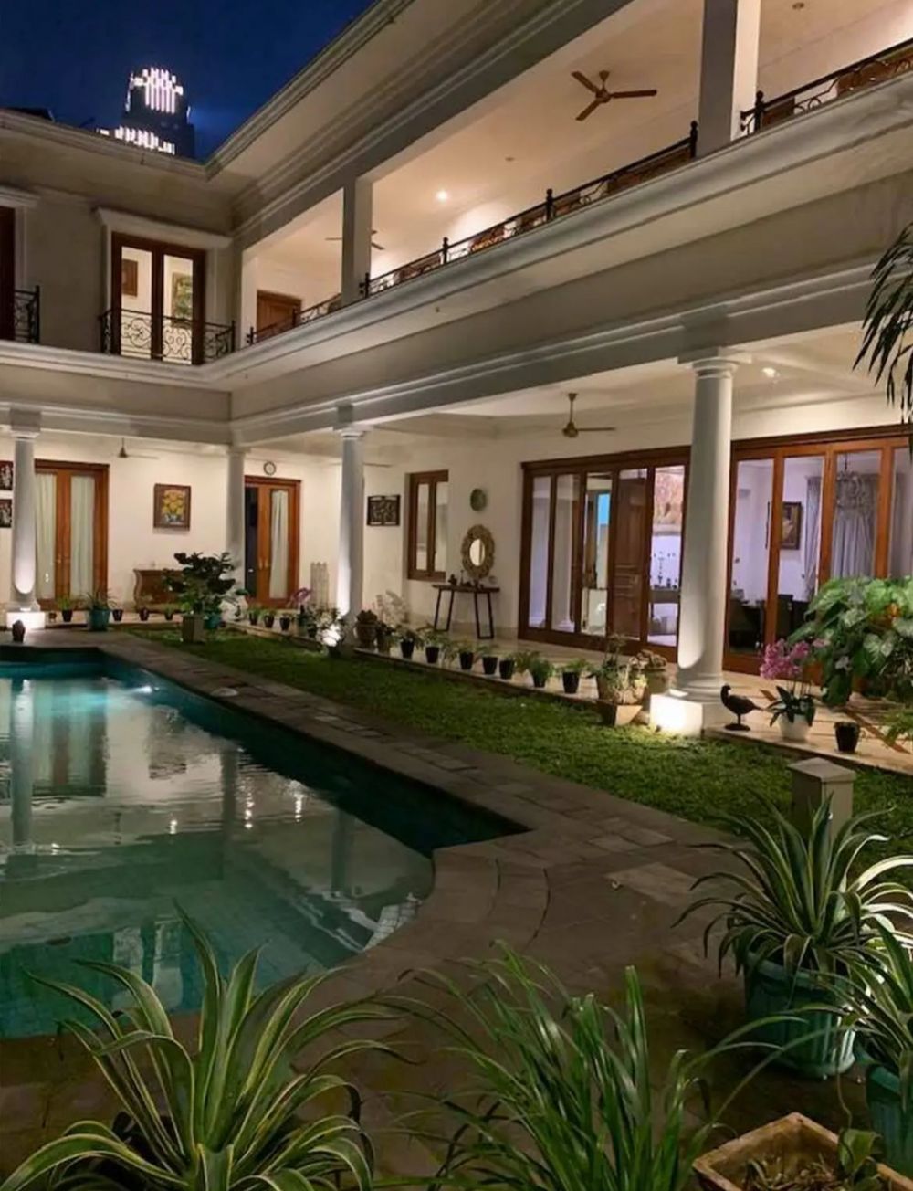 9 Potret rumah Ida Yulidina dan Menkeu Purbaya, mewah dua lantai, punya spot gym pribadi