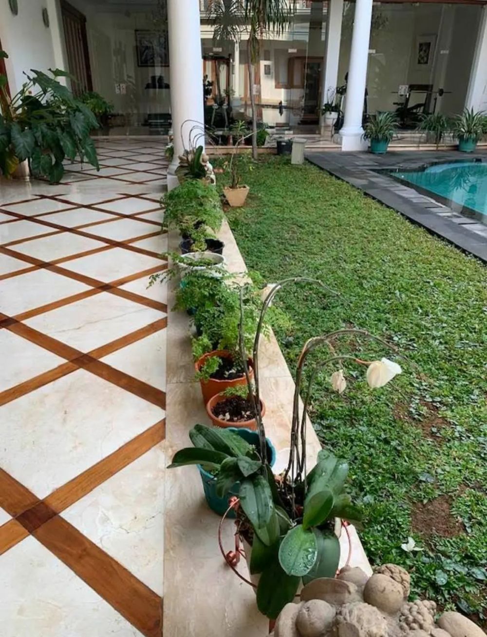 9 Potret rumah Ida Yulidina dan Menkeu Purbaya, mewah dua lantai, punya spot gym pribadi