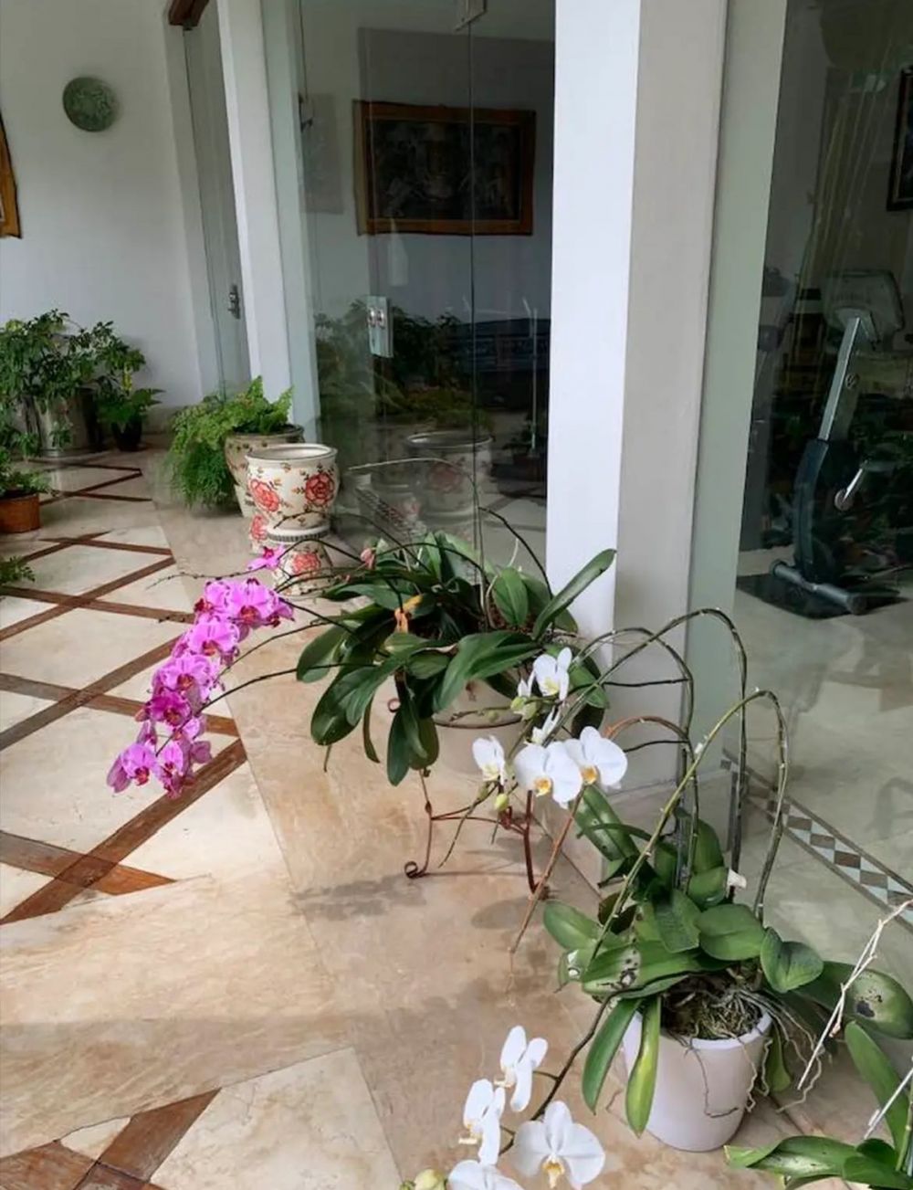 9 Potret rumah Ida Yulidina dan Menkeu Purbaya, mewah dua lantai, punya spot gym pribadi