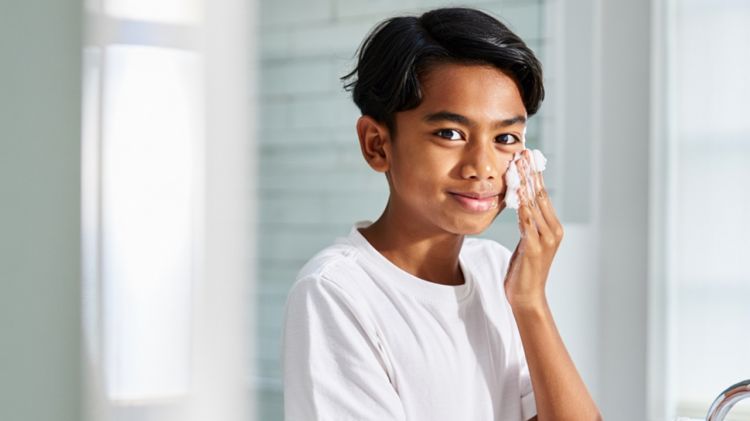 10 Skincare remaja laki-laki untuk kulit kering dan kusam, cerahkan wajah harga di bawah Rp 150 ribu