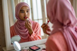 5 Rekomendasi produk lipstik halal, nyaman dipakai seharian tanpa bikin bibir kering