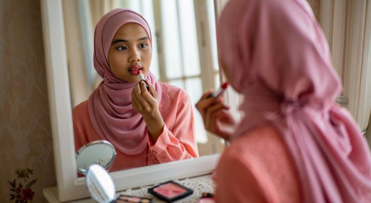 5 Rekomendasi produk lipstik halal, nyaman dipakai seharian tanpa bikin bibir kering