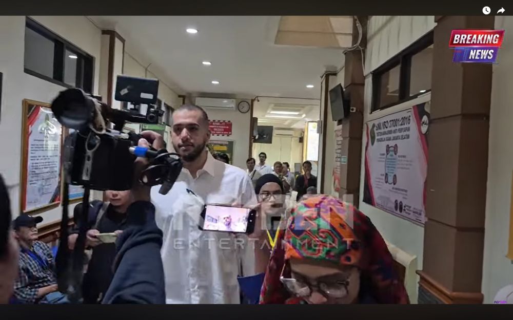 7 Potret Ahmad Assegaf hadiri sidang pembuktian cerai, penampilan yang terlihat kurus jadi omongan