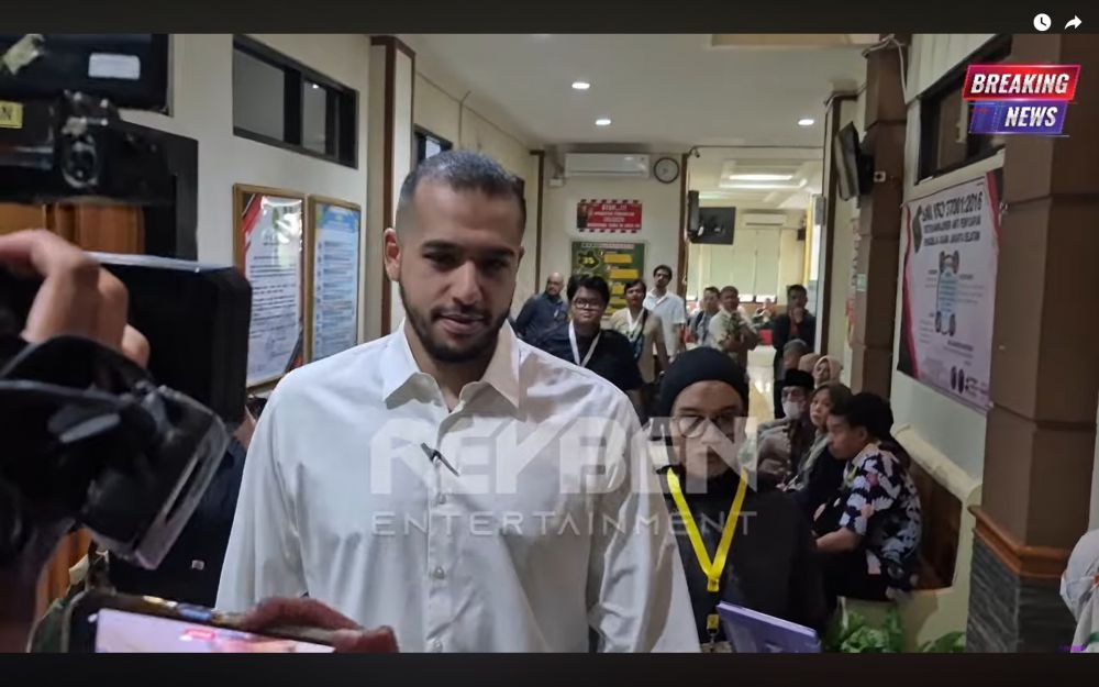 7 Potret Ahmad Assegaf hadiri sidang pembuktian cerai, penampilan yang terlihat kurus jadi omongan