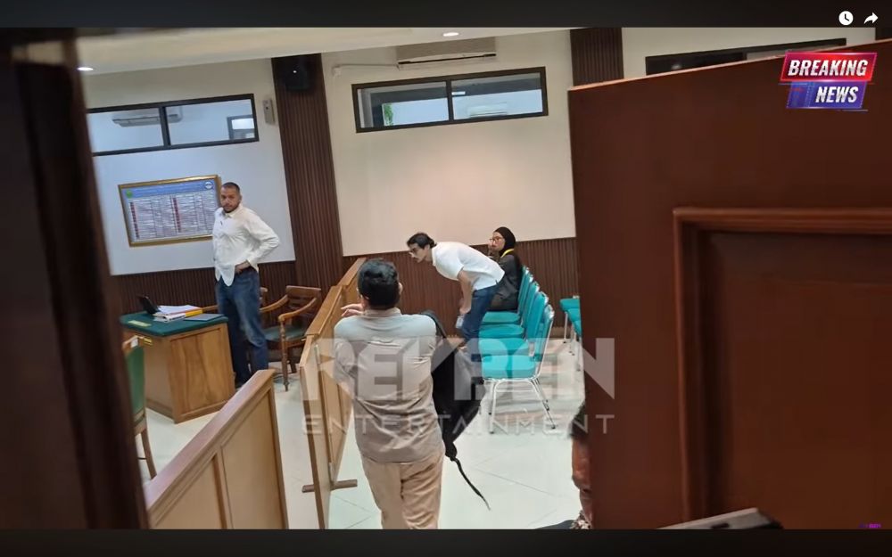 7 Potret Ahmad Assegaf hadiri sidang pembuktian cerai, penampilan yang terlihat kurus jadi omongan