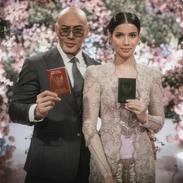 9 Tahun pacaran, 7 kisah cinta Deddy Corbuzier & Sabrina Chairunnisa, cuma bertahan 3 tahun menikah