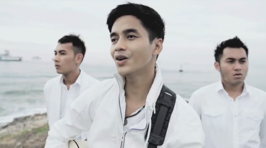 Dikenal aktor top, Adly Fairuz ternyata pernah jadi vokalis grup band, ini 9 potret lawasnya