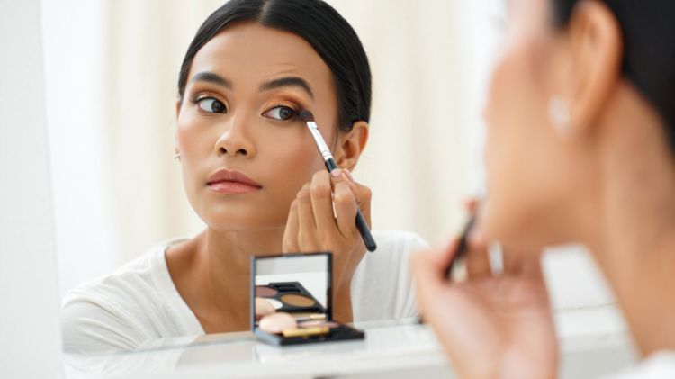 10 Rekomendasi palette eyeshadow terbaik, warna pigmented, tahan lama, dan mudah dibaurkan