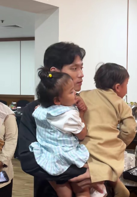 9 Potret Na Daehoon ikut kajian bareng tiga anak, sempat 'walkout' ketika disindir soal perceraiannya