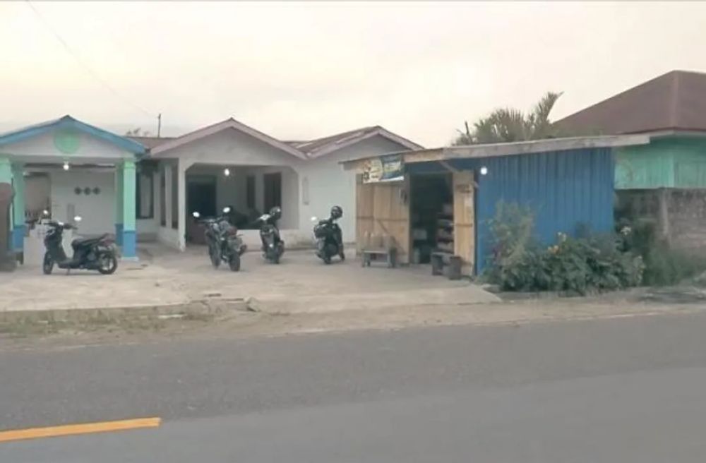 11 Potret rumah Betrand Peto di kampung, dapurnya beralas tanah jauh dari kata mewah