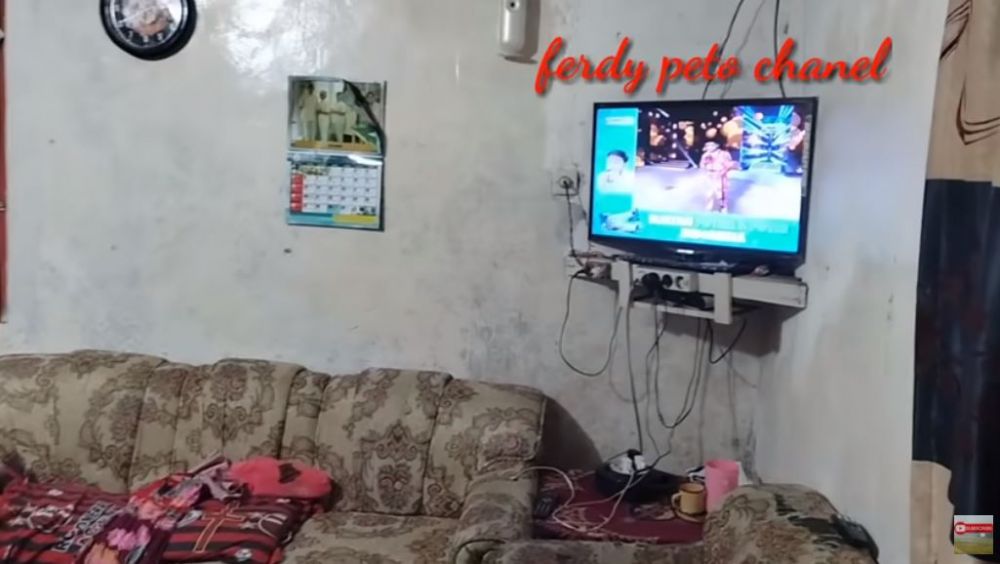 11 Potret rumah Betrand Peto di kampung, dapurnya beralas tanah jauh dari kata mewah