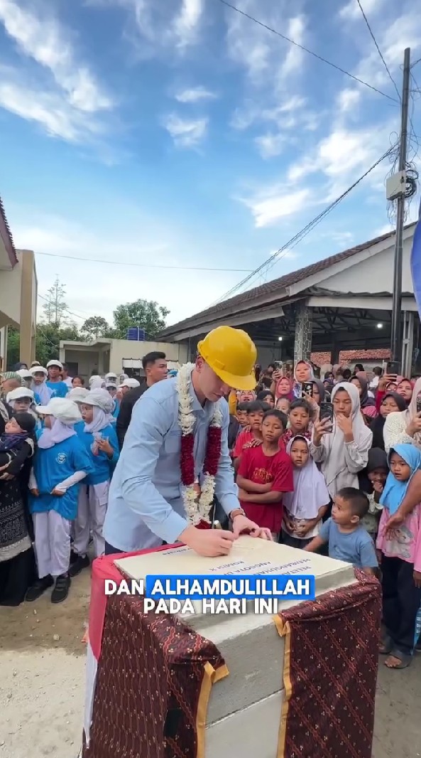 9 Potret Verrell Bramasta turun tangan renovasi sekolah rusak di Jawa Barat, pamer bukti kerja nyata