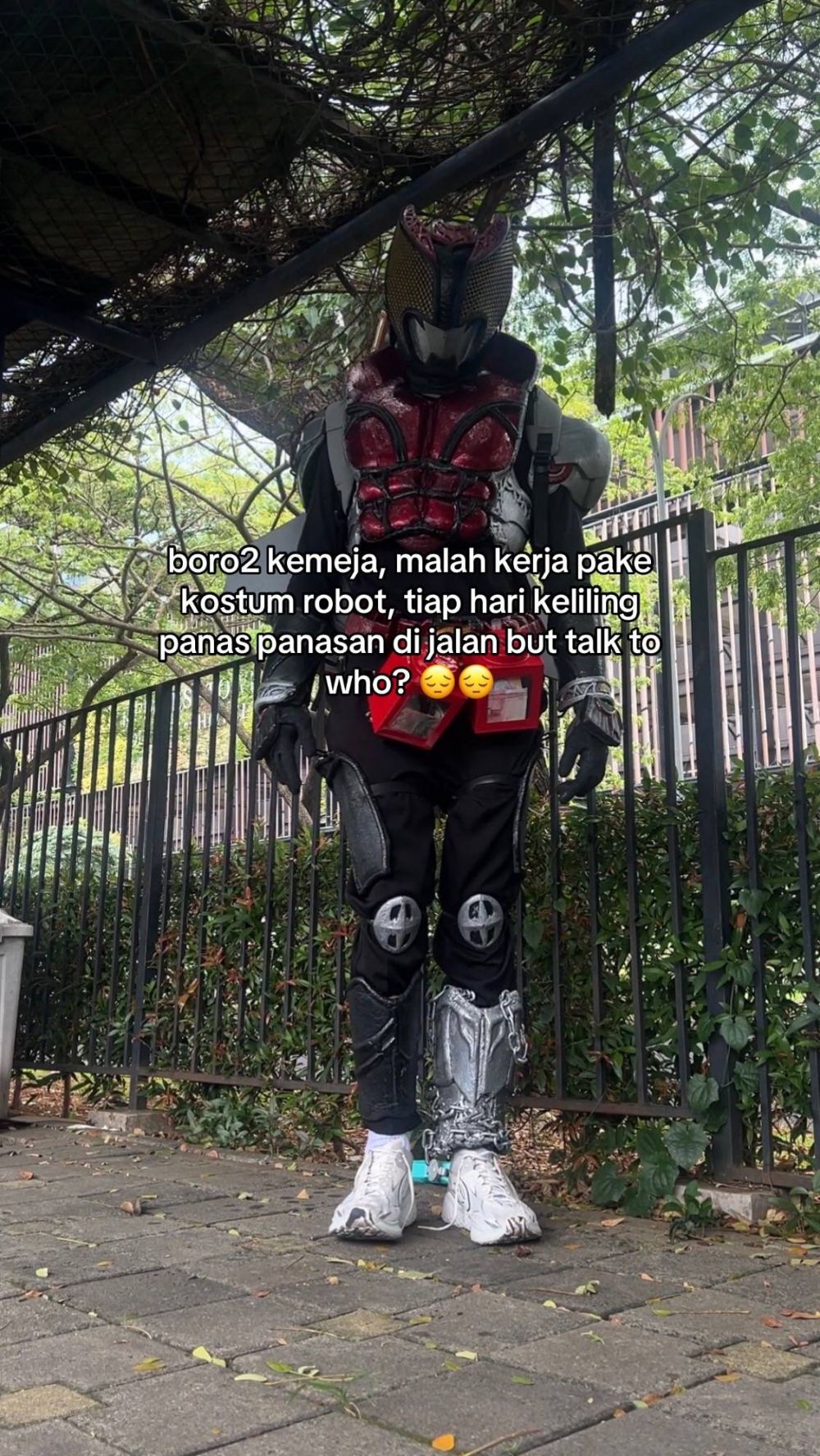 Kisah pria lulusan S2 Akuntansi sulit cari kerja di Jakarta, kalah ordal, kini jadi pengamen robot