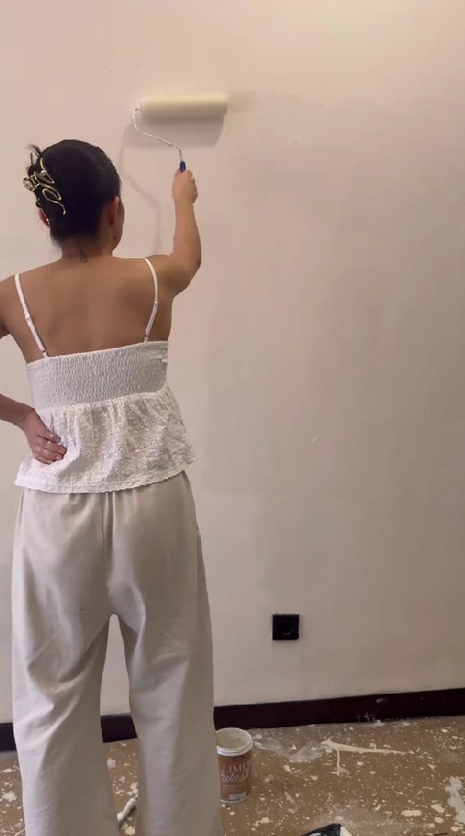 9 Potret rumah baru Ariel Tatum ini bergaya klasik, dibelain nukang sendiri demi interior estetik