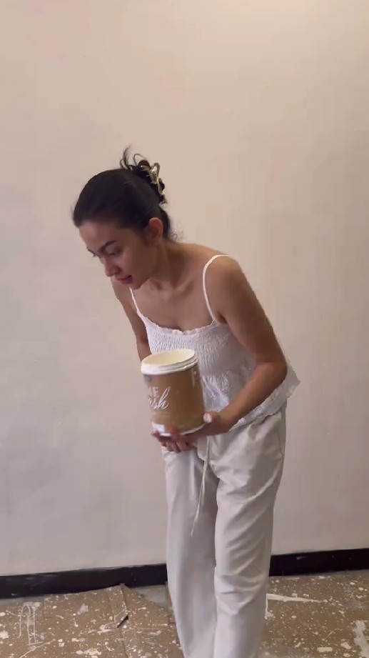 9 Potret rumah baru Ariel Tatum ini bergaya klasik, dibelain nukang sendiri demi interior estetik