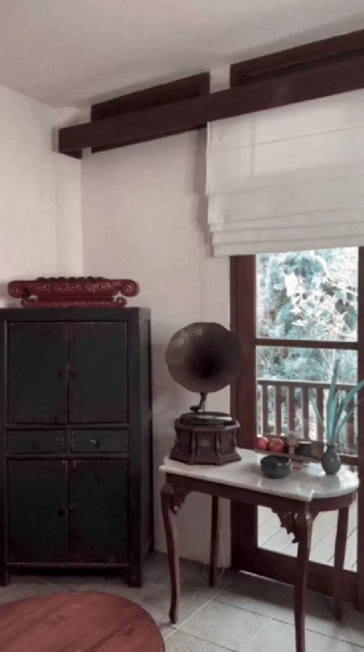 9 Potret rumah baru Ariel Tatum ini bergaya klasik, dibelain nukang sendiri demi interior estetik