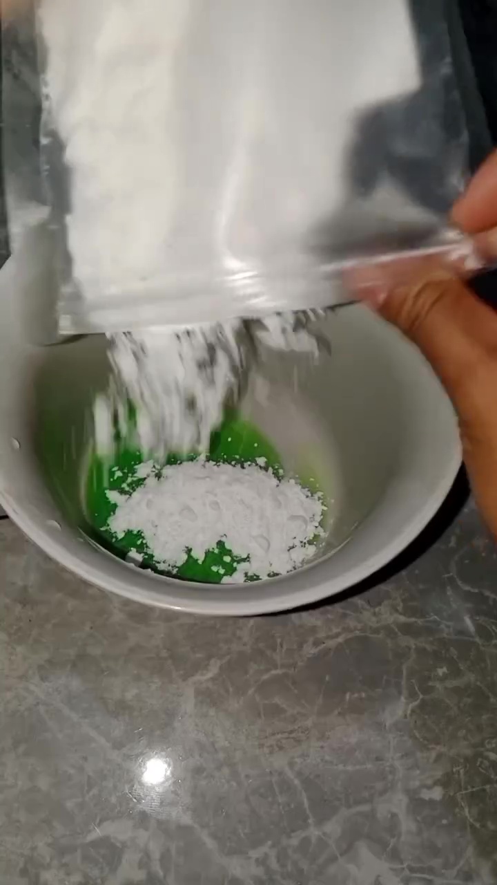 Tak perlu pakai sitrun lagi, 2 bahan dapur ini bikin kerak dan noda kuning di kloset jadi cepat luntur