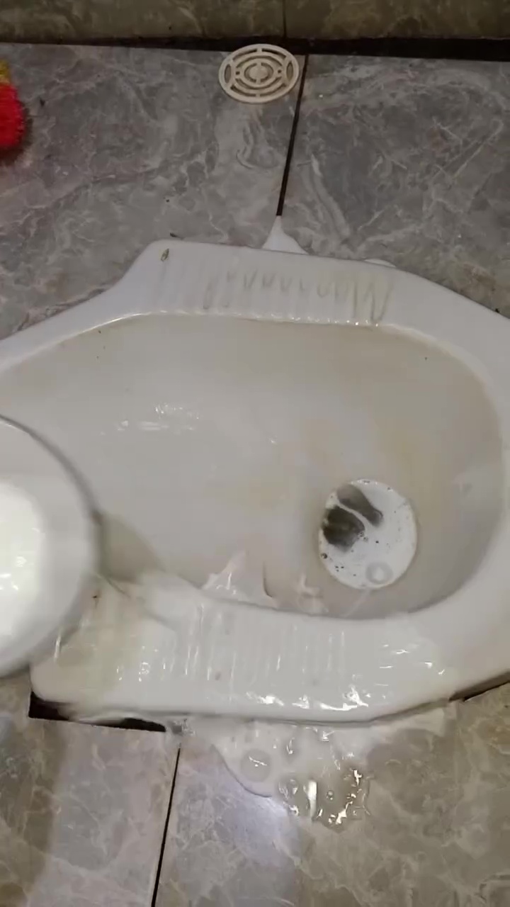 Tak perlu pakai sitrun lagi, 2 bahan dapur ini bikin kerak dan noda kuning di kloset jadi cepat luntur