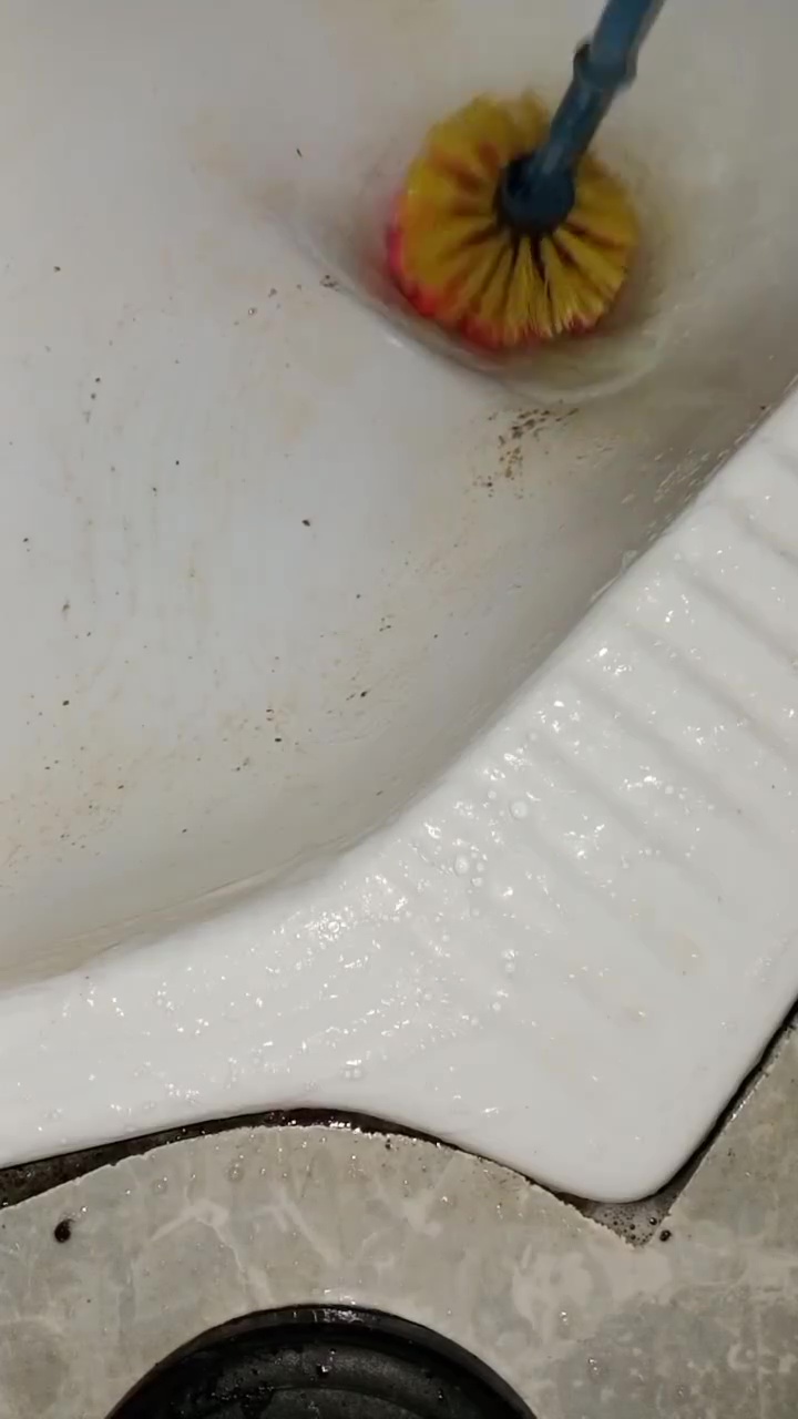 Tak perlu pakai sitrun lagi, 2 bahan dapur ini bikin kerak dan noda kuning di kloset jadi cepat luntur