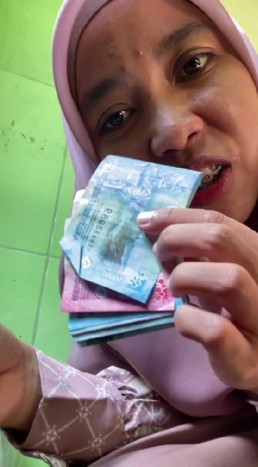 Viral guru SD spill honor mengajar selama 1 bulan, gaji Rp550 ribu masih bisa ditabung