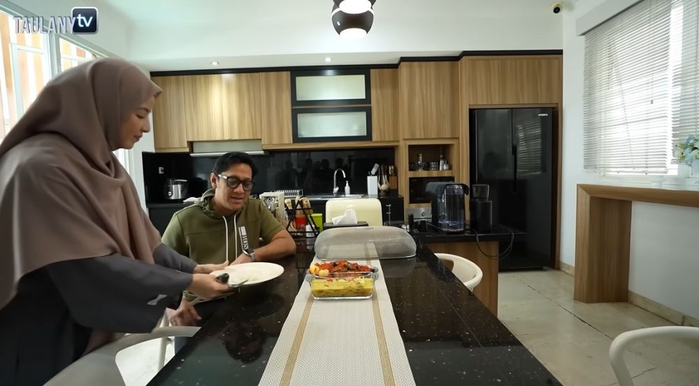 House tour rumah Natasha Rizki, Andre Taulany buka puasa lebih cepat gara-gara dijamu masakan ini