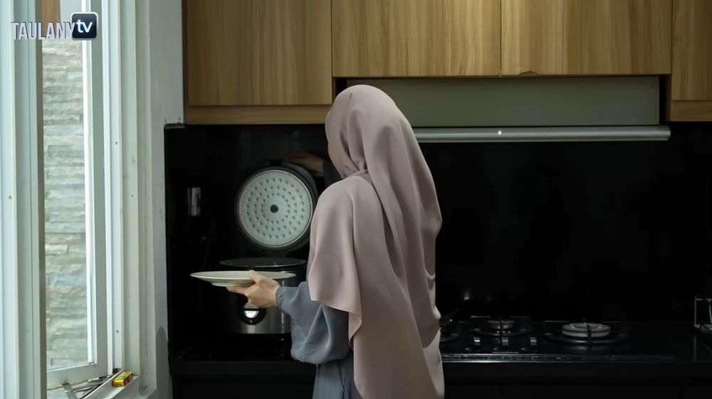 House tour rumah Natasha Rizki, Andre Taulany buka puasa lebih cepat gara-gara dijamu masakan ini