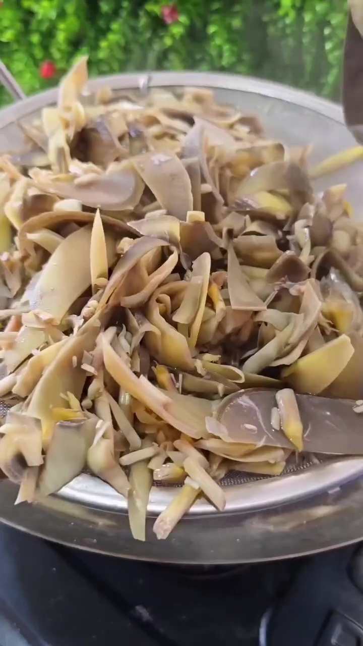 Jantung pisang kerap menghitam saat direbus? Coba tambah garam dan 1 bahan dapur ini biar lebih cerah