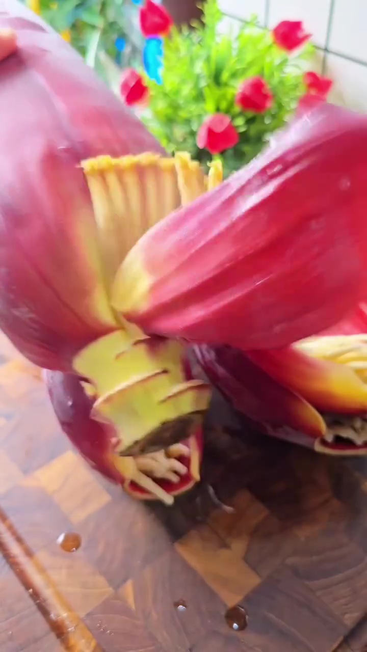 Jantung pisang kerap menghitam saat direbus? Coba tambah garam dan 1 bahan dapur ini biar lebih cerah