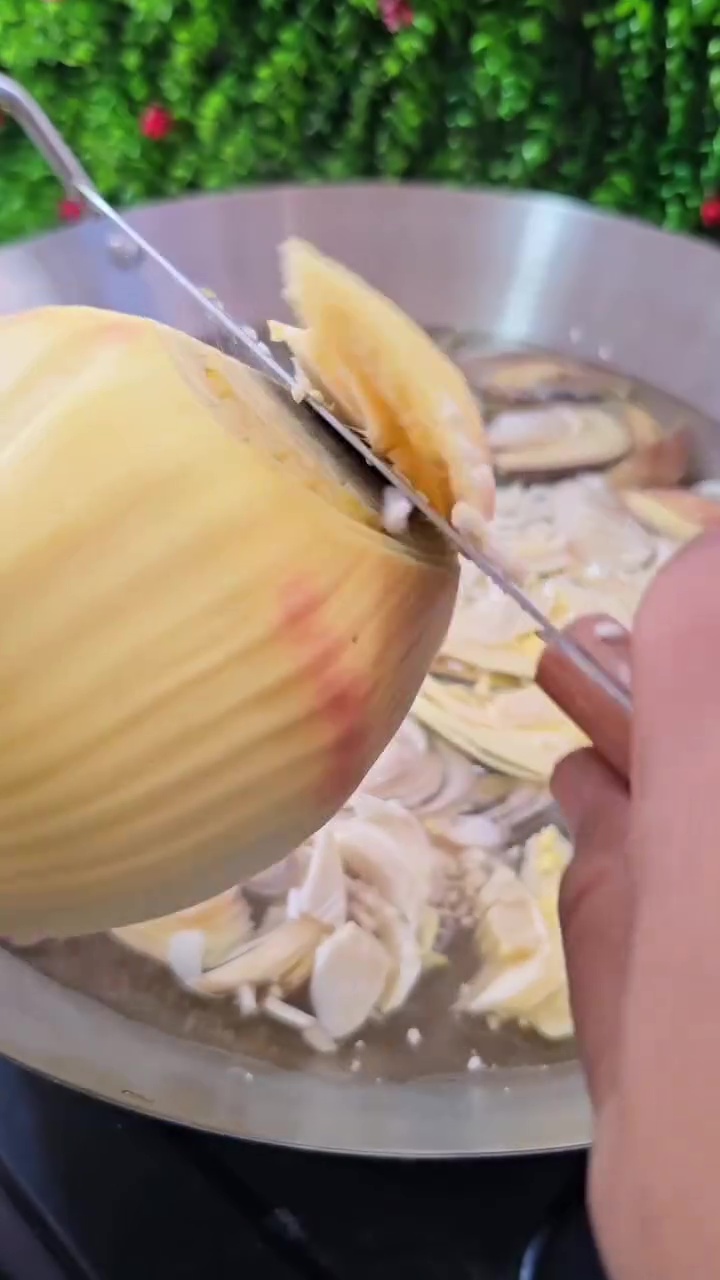 Jantung pisang kerap menghitam saat direbus? Coba tambah garam dan 1 bahan dapur ini biar lebih cerah