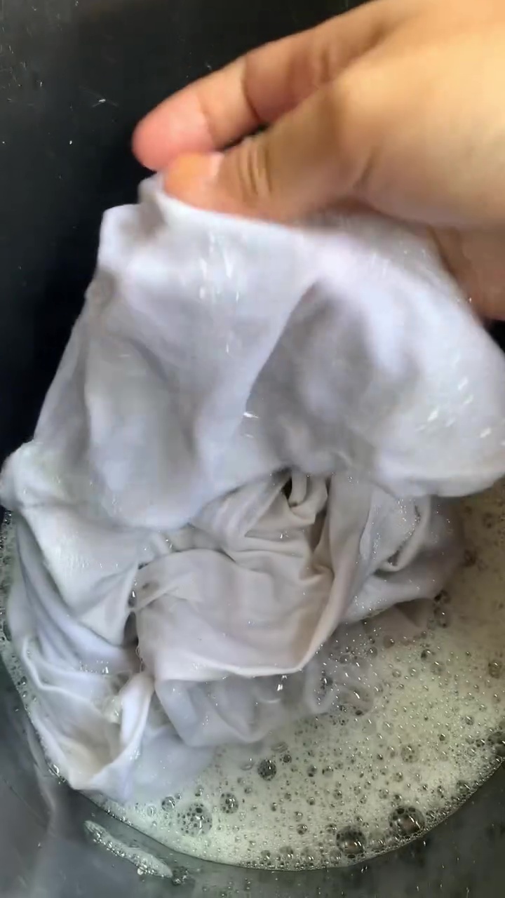 Wajib dicoba! Baju putih kusam bisa cerah lagi cuma pakai micin, begini cara pakainya biar efektif