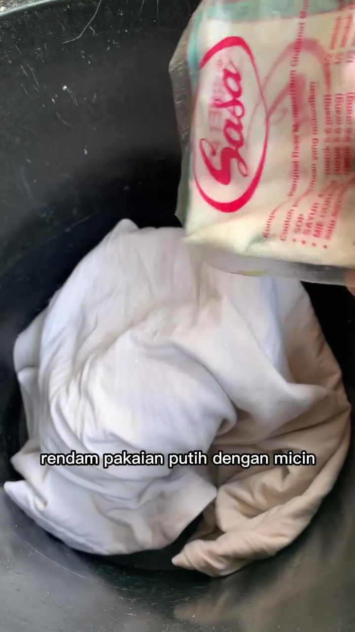 Wajib dicoba! Baju putih kusam bisa cerah lagi cuma pakai micin, begini cara pakainya biar efektif